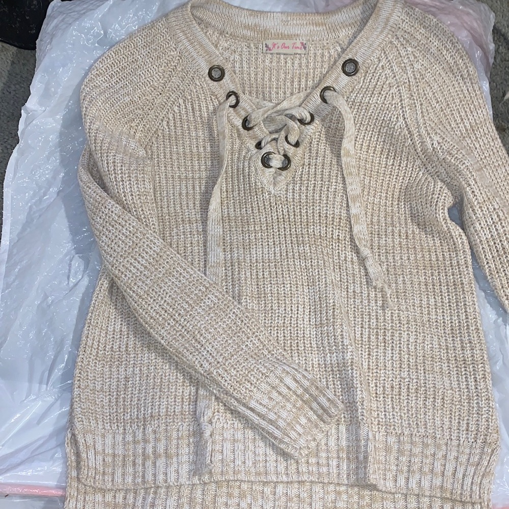 Sweater w cross tie on chest area